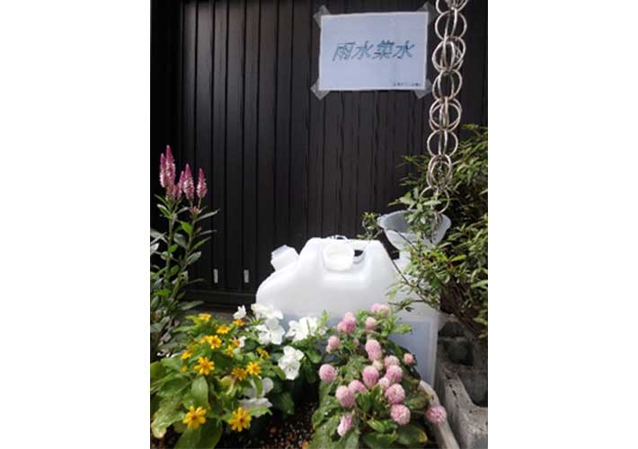 雨水を再利用して、植栽へ水やり