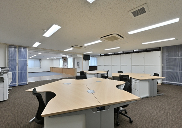 フリーアドレスを採用した改修後執務室の様子