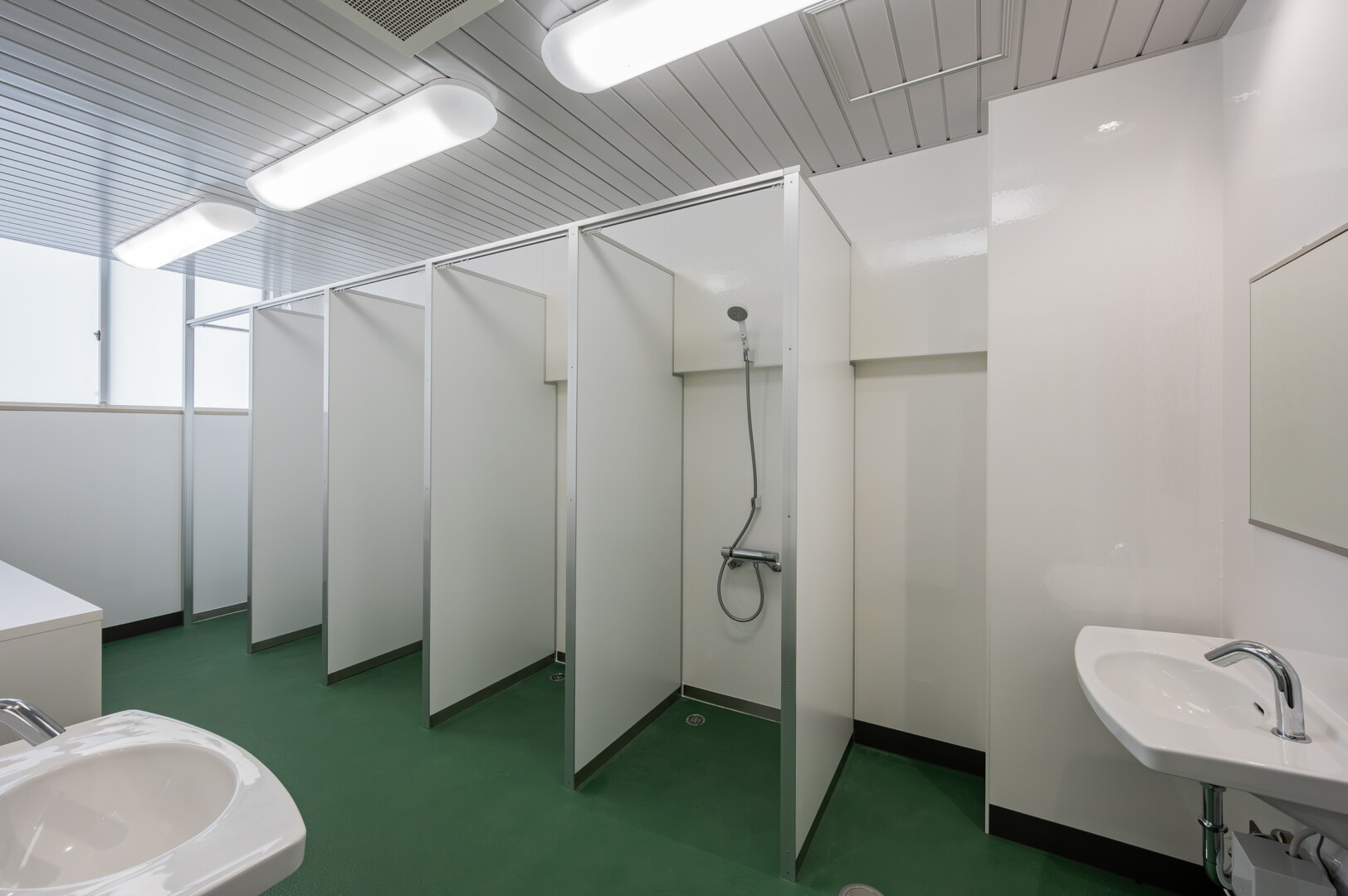 女子シャワー室 after